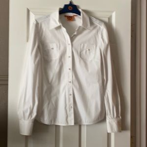 White cotton and spandex blouse.